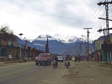 Gilgit Gilgit nehir ve Hunza Nehri yakınındaki geniş bir vadide yer alır. Bu önemli bir turizm Kuzey Pakistan ve dağcılık keşif karakurum aralığındaki bir merkez var. Anci önemli bir durak olduğunu