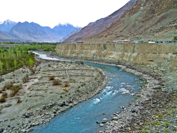 Río Gilgit Afluente Del Río Indo Fluye Más Allá Ciudad —  Fotos de Stock