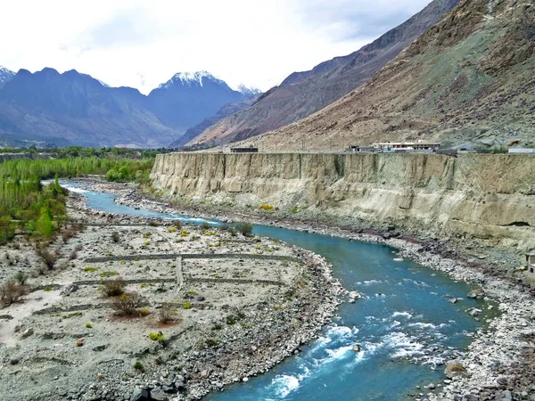 Río Gilgit Afluente Del Río Indo Fluye Más Allá Ciudad — Foto de Stock