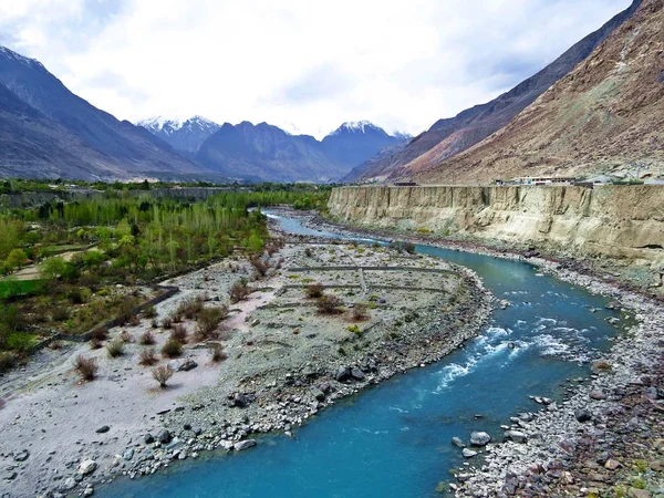 Río Gilgit Afluente Del Río Indo Fluye Más Allá Ciudad —  Fotos de Stock