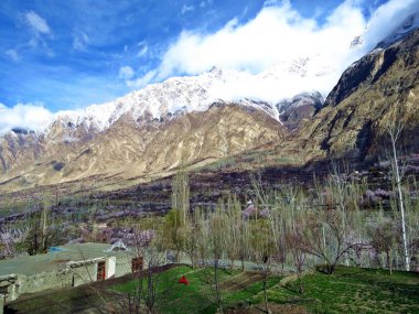 Prestine Hunza Vadisi'aşırı kuzey kesiminde Pakistan karakurum Dağları'nda gizli bir mücevher olduğunu. Mart ve Nisan tüm vadiyi kayısı ve kiraz ağaçları çiçek. Bir kez o ulaşılabilir karakurum karayolu tarafından günümüzde izole.