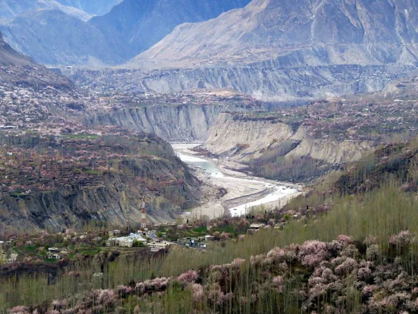 Kilátással a Hunza-folyó, a Hunza-völgy, prestine Karakoram Highway, Pakisztán — Stock Fotó