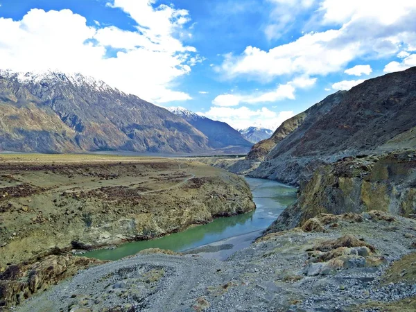Indus řeka protékající pohoří Karakorum — Stock fotografie