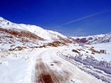 Karakurum karayolu popüler bir turistik 's ve karakurum sıradağlarının 15,466 ft ya da 4,714 metre yükseklikte geçerek dünyanın en yüksek döşeli yollar biridir. Onun yükseklik ve zor zapomniełem nedeniyle