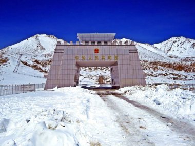 Khunjerab Pass, 16.000 feet, ya da 5000 metre yükselmesine ile karakurum Dağları'nda yüksek dağ geçidi var. Karakurum karayolu üzerinde dünya ve en yüksek noktası yüksek döşeli uluslararası sınır kapısı da sağlar. Yolun