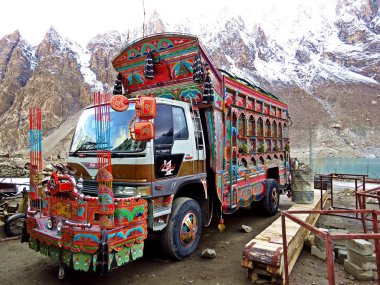 Kamyon sanat ayrıntılı çiçek desenleri ve hat featuring Pakistan ve Hindistan kamyon ile Güney Asya'da bölgesel dekorasyon popüler şeklidir.