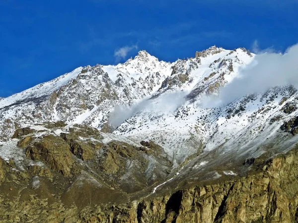 喀喇昆仑山范围是世界上海拔最高的山脉之一 它冰冷的山峰高达8 000 米以上 — 图库照片