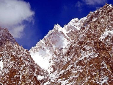Passu külah, Katedral Ridge olarak Passu içinde karakurum karayolu her bakıldığında olarak da bilinir. Ön plan: Hunza Nehri.