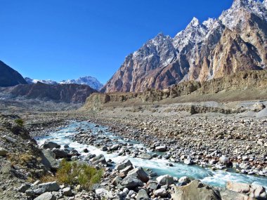 Passu külah, Katedral Ridge olarak Passu içinde karakurum karayolu her bakıldığında olarak da bilinir. Ön plan: Hunza Nehri.