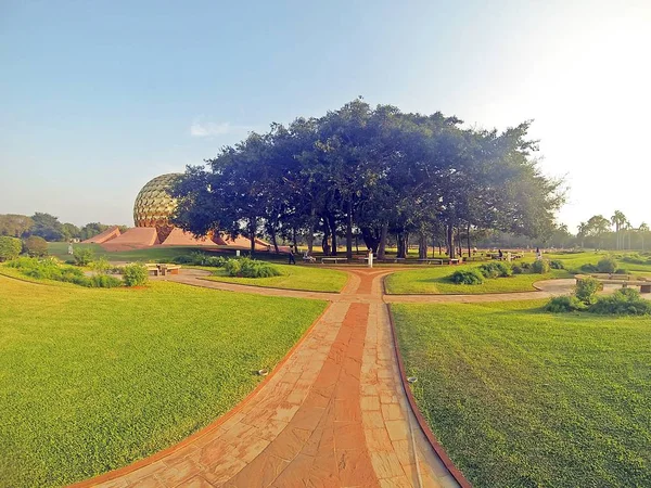 Yeşil Bahçe, Matrimandir, Integral Yoga, Auroville, Hindistan'ın merkezinde yer alan uygulayıcıları için manevi önemi bir yapı