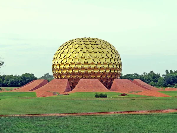 Zöld Kert Matrimandir Egy Épület Spirituális Jelentősége Szakemberek Integrál Jóga — Stock Fotó