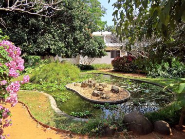 Auroville, aka City of Dawn, Puducherry Birliği bölge Güney Hindistan bazı yerlerinde ile Tamil Nadu eyaletinde deneysel bir ilçesi olduğunu. Bu Mirra Alfassa tarafından 1968 yılında kurulmuş ve Roger Anger mimar tarafından tasarlanan.