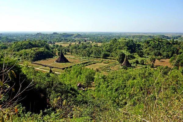 Laungbanpyauk och Htuparon Pagoda, Mrauk U, Rakhine State, Myanmar — Stockfoto