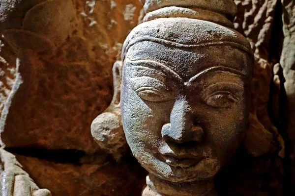 Escultura dentro do antigo templo Htukkhanthein, Mrauk U, Rakhine State, Myanmar — Fotografia de Stock