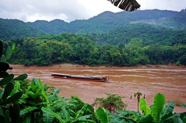 Mekong Güneydoğu Asya'da bir trans-sınır nehirdir. Dünya'nın on ikinci en uzun Nehri ve yedinci Asya'nın en uzun. Akış ve rapids varlığı aşırı mevsimsel değişimler ve şelaleler Mekong içinde gezinti yapmak zor