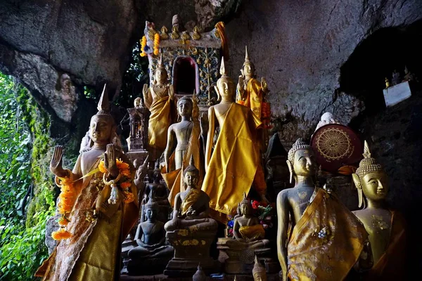 附近的 Tham 亭下洞和 Tham Theung 人上洞是洞穴俯瞰湄公河 公里以北的琅勃拉邦 这些洞穴以其微型佛像而闻名 数以百计的小木制佛教人物 — 图库照片