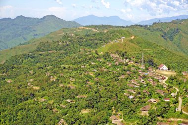 Longwa, Myanmar ve Hindistan arasında bir tepe üstünde yer alır. Sınır doğrudan köy ve Angh, Longwa şefi evin üzerinden çalışır. İki vatandaşlık, bir Hindistan ve diğer bir Burma Myanmar gelen köylüler var.
