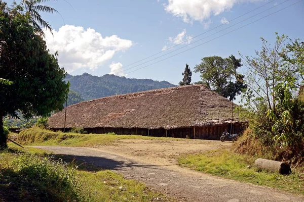Longwa 位于印度和缅甸之间的山顶上 国家边界直接通过村庄和通过 Angh 的房子 Longwa 的主任 村民们住在长棚屋里 所以所谓的长房子 可达80米 — 图库照片