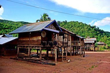 Bambu ve ahşap tarafından yapılan geleneksel kulübeleri birçok köyde Laos arasında görülebilir. Khmu Güneydoğu Asya'nın bir etnik grup vardır. Çoğunluk, 88 yüzde, nerede onlar asans oluşan en büyük azınlık etnik grubu teşkil Kuzey Laos yaşamak