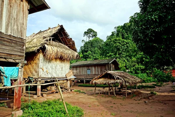 传统的竹木小屋可以在老挝各地的许多村庄看到 Khmu 是东南亚的一个民族 居住在老挝北部他们构成最大的少数民族族群 Elev — 图库照片