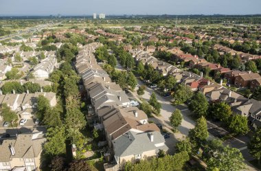 Kuş bakışı kasaba evleri, tek müstakil evleri ve Mississauga şehir Toronto yakınındaki mahallelerde