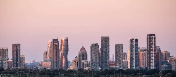 Gün batımında şehir Mississauga (Toronto) yakın manzarası
