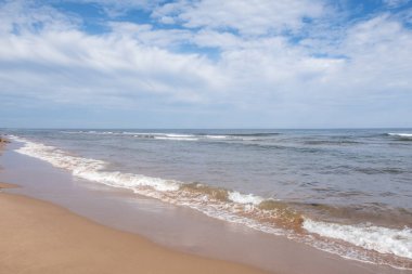 Prince Edward Island Kanada Thunder Koyu'nun sakin kırmızı kum plaj