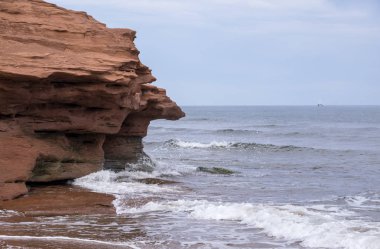 Prince Edward Island Kanada Thunder Koyu'nun dramatik Red Cliff