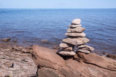 North Cape Prince Edward Island, kıyıya yakın duran Inukshuk
