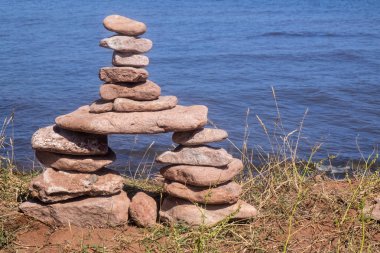 North Cape Prince Edward Island, kıyıya yakın duran Inukshuk