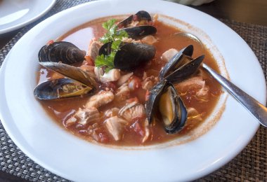 Bir restoranda servis Denizcilik taze deniz ürünleri yahnisi