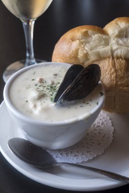 Bir restoranda servis deniz mahsulleri çorbası