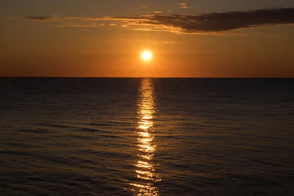 プリンスエド ワード島のカナダのウェスト ポイント灯台から見た夕日 — ストック写真