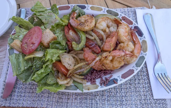 Camarones Plancha Servidos Con Ensalada Verde Restaurante —  Fotos de Stock