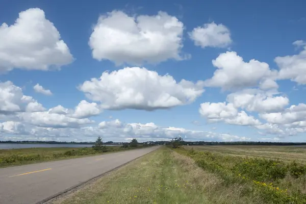 Nuvole Drammatiche Sulla Strada Campagna — Foto Stock