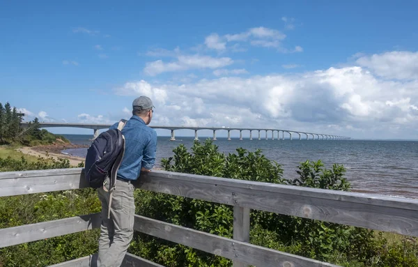 Man Looking Confederation Bridge Cape Jourimain New Brunswick Canada — Stock Photo, Image