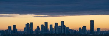 Mississauga Cityscape gündoğumu sırasında silüeti