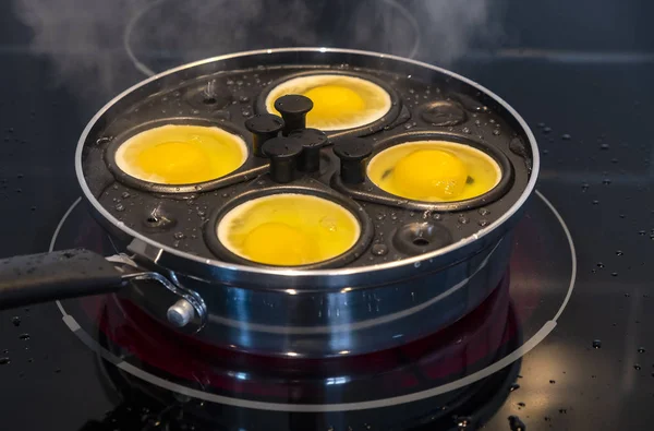 Poaching Eggs Egg Poaching Non Stick Pan — Stock Photo, Image