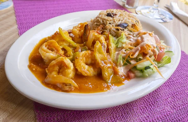 Creole Crevettes Servies Avec Salade Riz Haricots — Photo