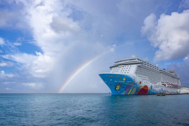 Oranjestad, Aruba: 5 Kasım 2018: Norveç Breakaway, Ncl, adı verilen bir renkli yolcu gemisi Oranjestad Harbor'da demirledi