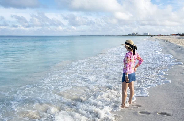 Женщина Стоящая Карибском Пляже Короткой Юбке Красочном Топе Соломенной Шляпе — стоковое фото