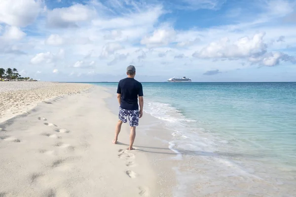 Vista Posterior Hombre Parado Una Playa Caribeña Mirando Barco Crucero — Foto de Stock