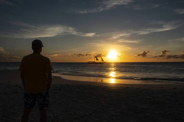 Silhouet Van Een Man Kijken Naar Zonsondergang Oceaan Met Een — Stockfoto