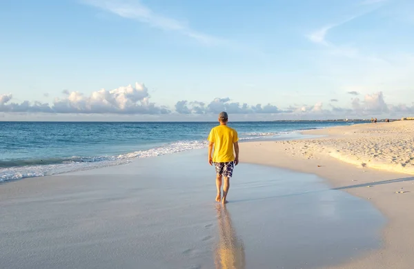 Baksidan Man Som Går Karibisk Strand — Stockfoto