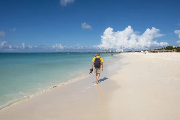 Achteraanzicht Van Een Man Lopen Een Caribische Strand — Stockfoto