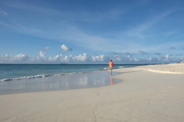 Vista Trasera Hombre Caminando Una Playa Caribeña — Foto de Stock