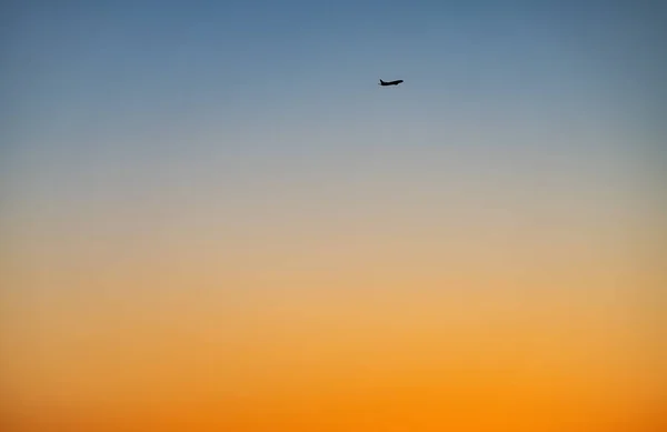 Silhuett Ett Flygplan Som Flyger Färgglada Himlen Vid Solnedgången — Stockfoto