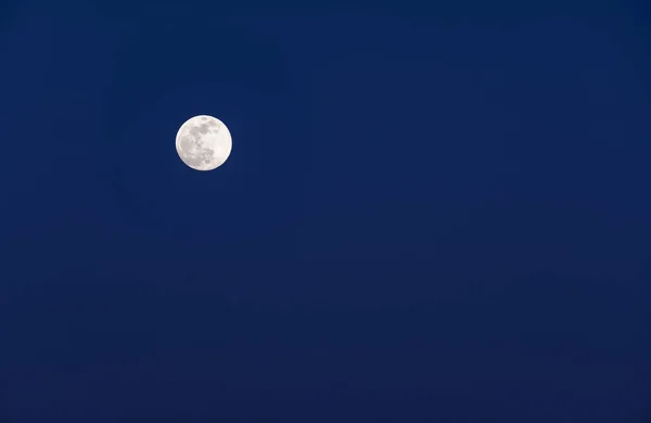 Luna Llena Anochecer —  Fotos de Stock
