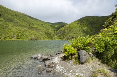 Sao Miguel, Azores, Portekiz'deki Lagoa do Fogo veya Ateş Gölü'nün görünümü