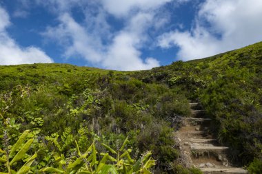 Lagoa do Fogo veya Ateş Gölü'nün dibinden Dağın Kenarında Duran İnsanlara Bakmak